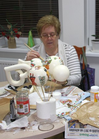 Pani Teresa w&nbsp;Klubie Aktywności wybudowanym z&nbsp;1% zebranego przez Program do&nbsp;pitów